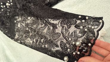 Dəstlər, kostyumlar: Qara rəngdə zərli və mirvari bəzəkli iki hissəli dəst: - Üst: qısa — 2