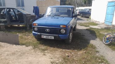 шыны на ниву: Синий внедорожник LADA Niva 4x4, оснащенный двухдверным кузовом и
