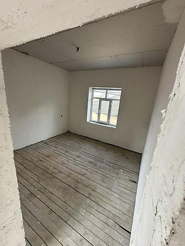 bakida tecili satilan ucuz heyet evleri: 6 otaqlı, 130 kv. m, Təmirsiz — 4