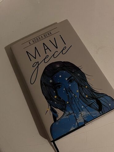 математикаи оли курси 1: K. Kübra Berk tərəfindən yazılmış "Mavi Gecə" adlı bu kitab, oxuculara