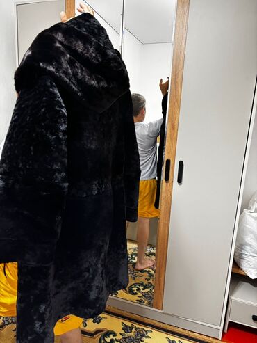 длинное трикотажное платье с капюшоном: Шуба из искусственного меха, черного цвета, с капюшоном. Особенности