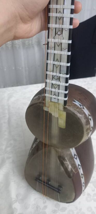 Tar: Ən aşağısı 100 ilin tarıdır. Tanınmış sənətkarın sədəfli tarı olub — 4