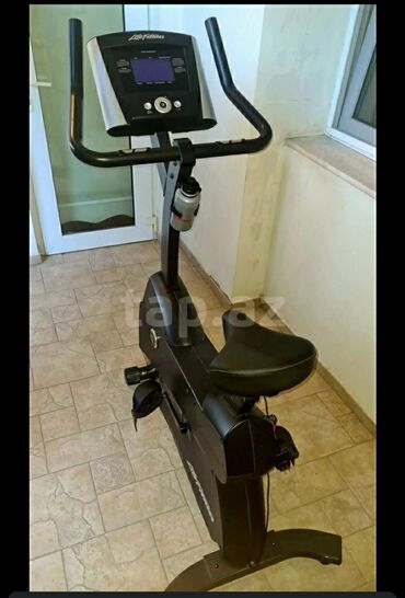 idman məhsulları: Life Fitness firmasının qara rəngdə, stasionar velosipedi. Üzərində