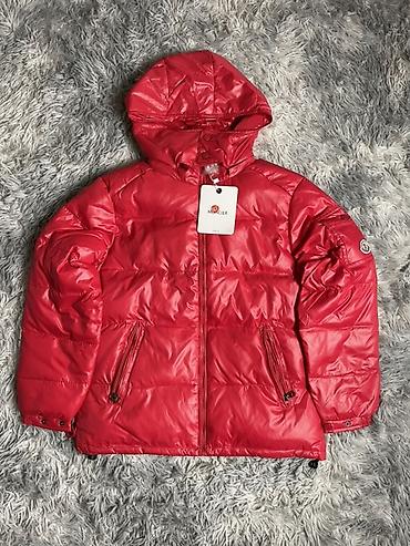 tech flis: Яркая стёганая куртка Moncler с капюшоном. Выполнена в насыщенном — 1
