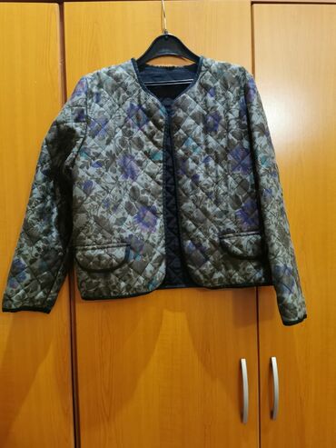 jaknica moderna: Cvetna jaknica, odgovara M/L veličini, ima malo oštećenje na kragni