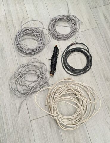 Телевизоры: İnternet və teve.kabellər : 24 m12 m10m.,8 m və 4 m . Bir