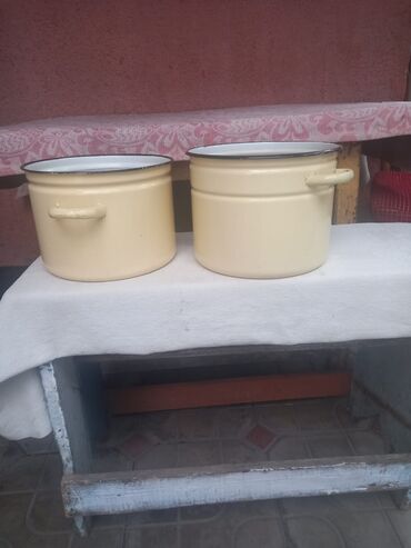 Наборы посуды: Набор разнообразной кухонной утвари, включающий эмалированные — 12