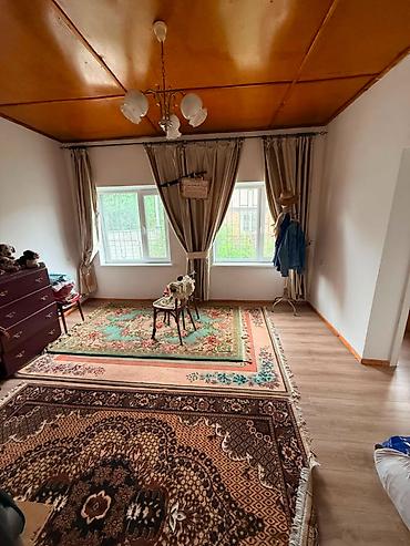 комнаты иссык: 🏡 Продается просторный дом в с. Байтик 📐 Общая площадь — 80 м² 🛏️ 2 — 7