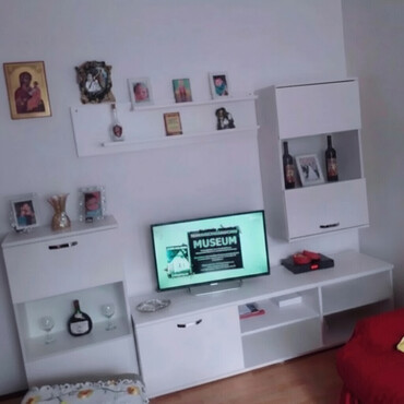 Komode: TV komoda od bele iverice 2.30m duzine. Moguca izrada i dugih — 1