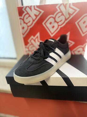 Kişi ayaqqabıları: Məhsul: Adidas kişi idman ayaqqabısı Model: Barreda Decode (etiketdə — 1