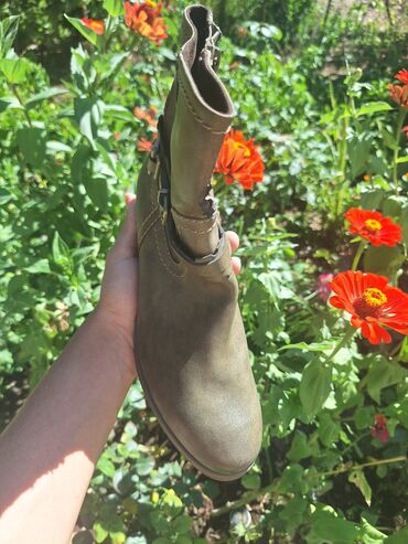 Gležnjače: Ženske kratke čizme – više modela Muške cipele. cena od 30 do 60 — 35