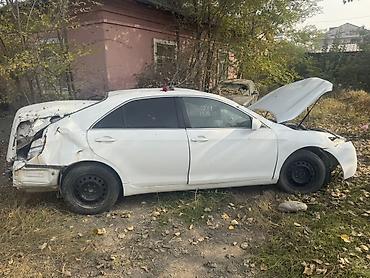 211 2 7: Toyota Camry, белый седан, под разбор или восстановление. Автомобиль — 3