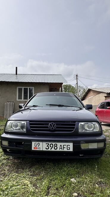 Volkswagen Vento: 1996 г., 2 л, Механика, Бензин, Седан
