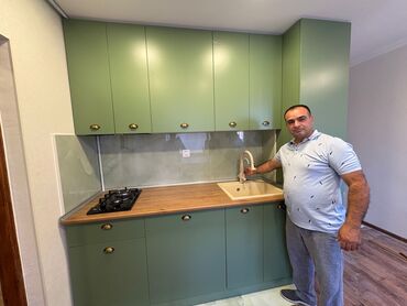 Mətbəx mebeli: Mətbəx mebeli dəsti – L formalı, ağ və bənövşəyi parlaq fasadlarla — 9