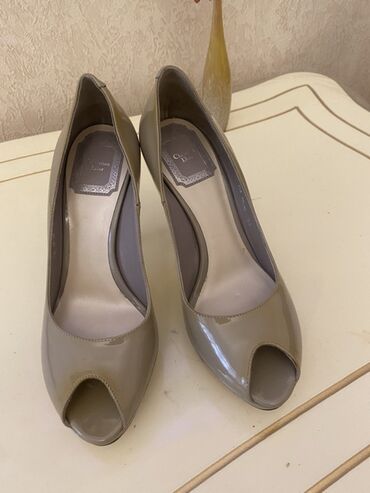 Tuflilər: İki cüt qadın ayaqqabısı və uyğun çanta dəsti 1) Lolita Botti leopard — 21