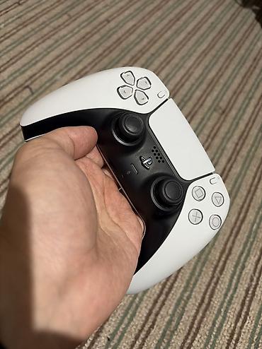 Sony DualSense для PlayStation 5 (модель CFI-ZCT1W), белого цвета. В