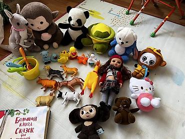 Игрушки: Набор детских игрушек и книга Состав: - Мягкие игрушки: кенгуру с — 1