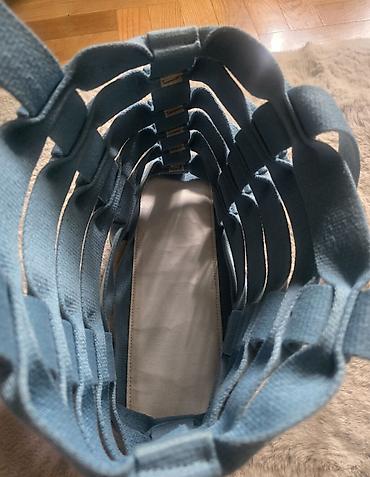 Torbe: BALLY prelepa torba sa prorezima. Dno je od kože kao i ručke, a torba — 3