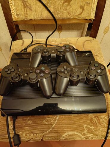 PS3 (Sony PlayStation 3): Plesteysin 3 satılır 3 pultdu 49 ədəd oyun var maraqlanmaq isdeyen