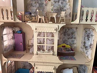 barbie: Большой кукольный дом из фанеры с мебелью и декором. Состояние — 3