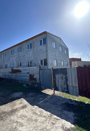 бишкнк: Продаётся трехэтажное здание с участком 10 соток в Лебединовке