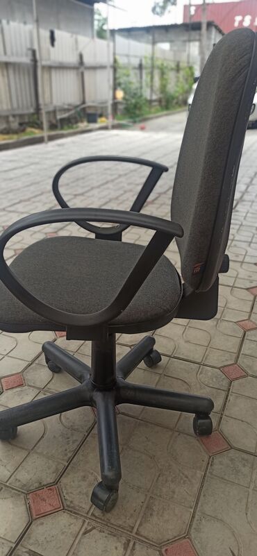 кожанное кресло: Классическое кресло, Офисное, Б/у