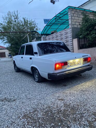 Qaşıqlar: VAZ 2107 sedan – klassik model. Ağ rəngli kuzov, 4 qapı, arxa ötürmə