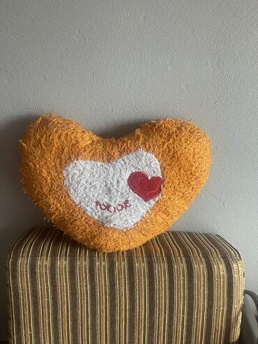 подушки для шеи: Продаем подушку в форме сердечки и Новый в отличном состоянии