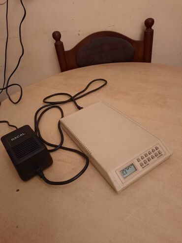 Druga oprema za računare i laptopove: Stari retro modem i adapter za kompjuter.

Nepoznato stanje — 1