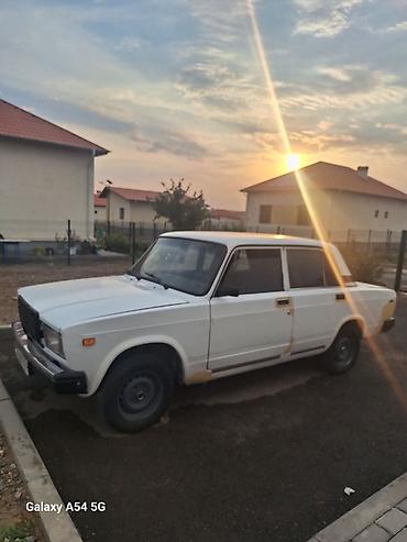 VAZ (LADA): LADA 2107, ağ rəng, sedan kuzov. Texniki xüsusiyyətlər: - — 8