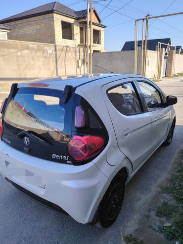 xəzər maşını: Ağ rəngdə, yığcam Changan Benni avtomobili şəhər daxilində rahat
