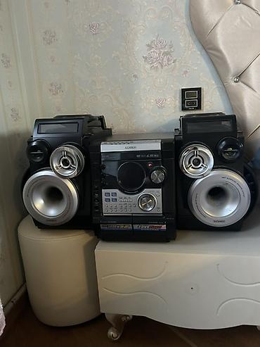 mp3 yükle: Samsung mini Hi‑Fi musiqi mərkəzi Xüsusiyyətlər: - 3 blokdan ibarət — 1