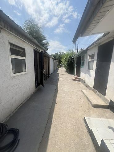Продажа коттеджей и домов: 🏡 **Продается дом барачного типа с новым ремонтом в Бишкеке!** 📐 — 3