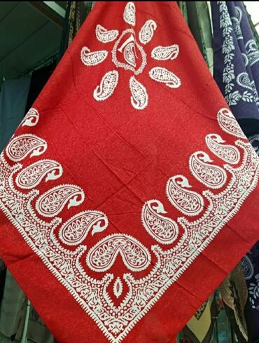 Baş geyimləri: Kəlağayılar. Bu kəlağayıların içi boş K hərfi ilə yazılıdı. Materialı — 16