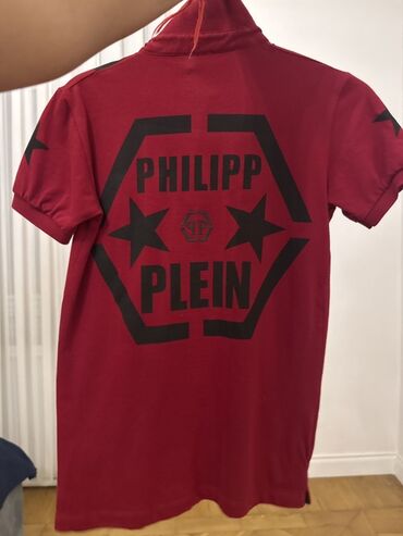 uni c: Philipp Plein qırmızı polo köynək. Arxada iri qara “PHILIPP PLEIN”