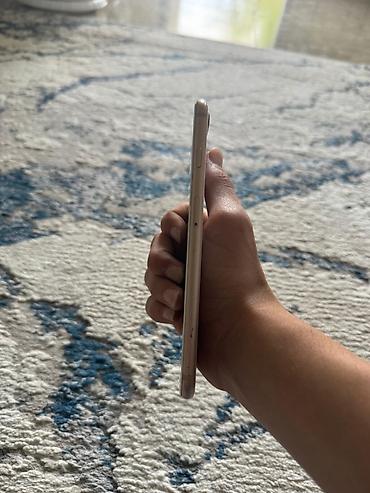 iphone 16 2 ci el: IPhone 8 Plus, 64 GB, Qızılı, Barmaq izi — 3