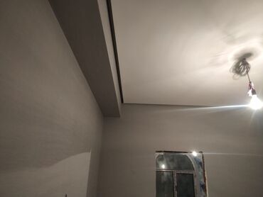 Döşəmə işləri: Kölgə plintuslarin montaji
Kolge plintuslarin vurulmasi
Gizli plintus — 5