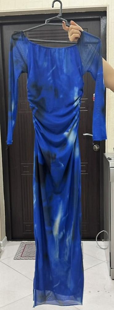 Şəxsi əşyalar: Mavi rəng palitrasında abstrakt naxışlı uzun paltar. - Model: uzun — 2