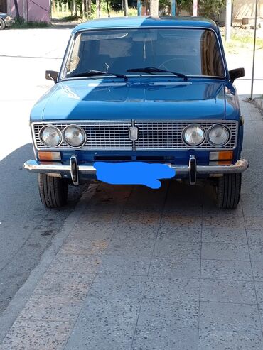 VAZ (LADA): Mavi rəngdə olan VAZ 2106 modeli. Oturacaqların üzəri yeni dəri