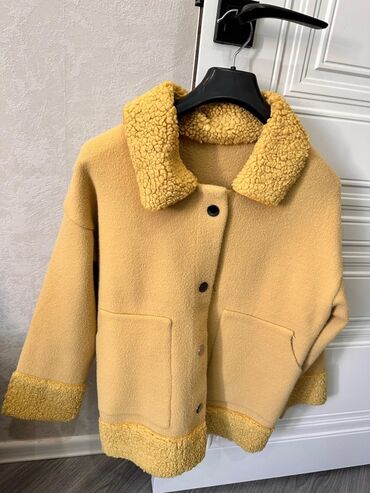 женские вязаные свитера: Təsviri: - Sarı rəngdə, yumşaq sherpa/boa toxumalı qadın kurtkası -