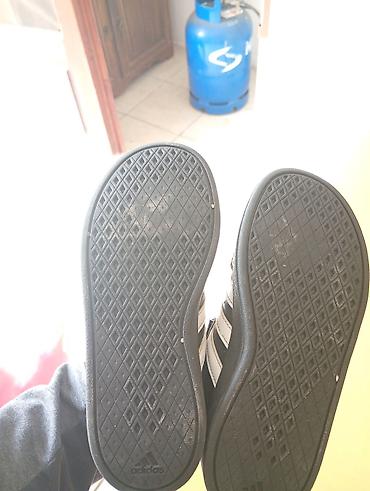 nike lilly: Dečije patike Adidas, crne boje sa belim detaljima (tri pruge sa — 4