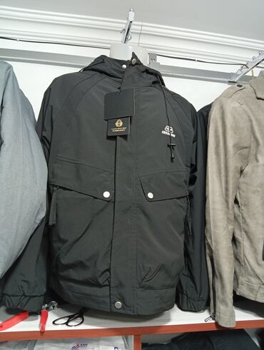 теплые мужские джемперы: Qara rəngli kişilər üçün qışlıq/küləkkeçirməz kapüşonlu gödəkçə. -