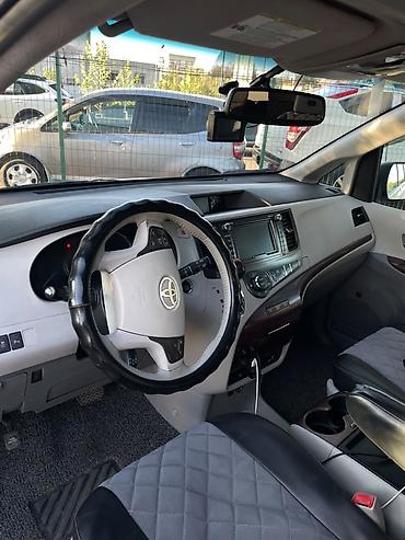 chrysler pacifica: Toyota Sienna: 2011 г., 3.5 л, Автомат — 10