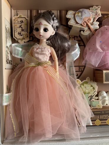 Игрушки: Новая Кукла коллекционная принцесса Ли В наборе: кукла, 3 платья и