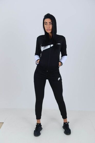 Gornji i donji deo: Cena 2,900
Mokra likra S, M, L, XL
8 boja — 19