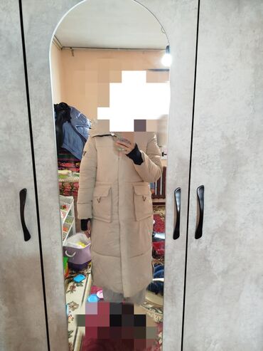 длинное трикотажное платье с капюшоном: Женское зимнее пальто-пуховик до колена. Характеристики: - Цвет