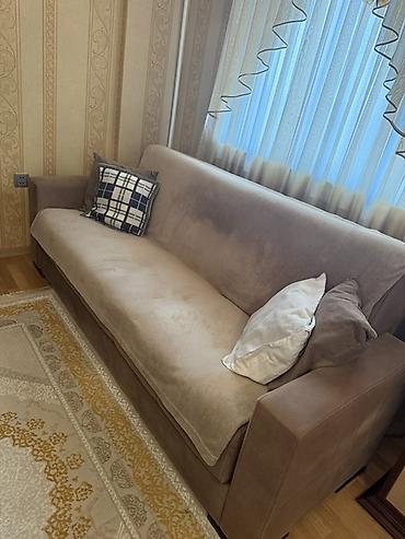 Divanlar: Bej rəngli, minimalistik üslubda 3 nəfərlik divan. Xüsusiyyətlər: - — 1