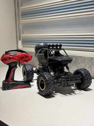 Qara rəngli pultla idarə olunan off-road avtomobili, uzaqdan idarəetmə