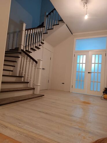 Деревянные лестницы: Стильная деревянная лестница, выполненная в классическом стиле — 32