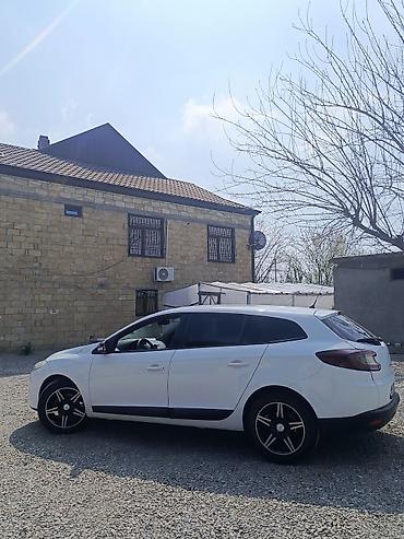 t 25 traktor satisi: Renault Megane (universall/kombi), ağ rəng. Xüsusiyyətlər: - Kuzov: 5 — 4